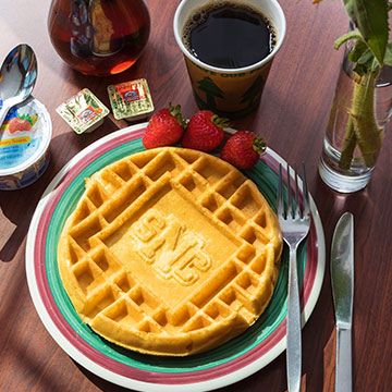 What kind of breakfast does Kress Inn serve its guests?